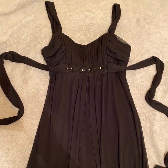 Beautiful Black Evening Gown - Picture 2 of 8